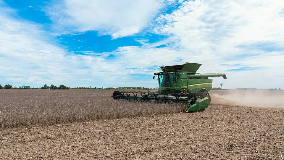 Colheitadeira trabalhando em lavoura de soja madura sob ceu aberto