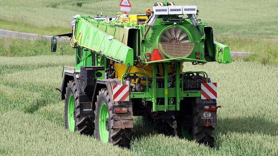 Pulverizador autopropelido verde atravessando a lavoura