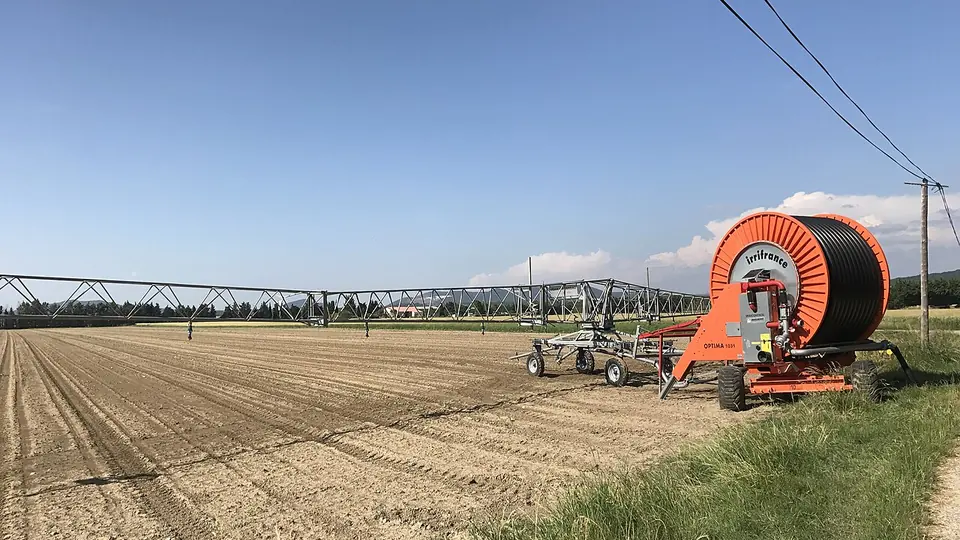 Equipamento de irrigação por aspersão com carretel em lavoura ao ar livre
