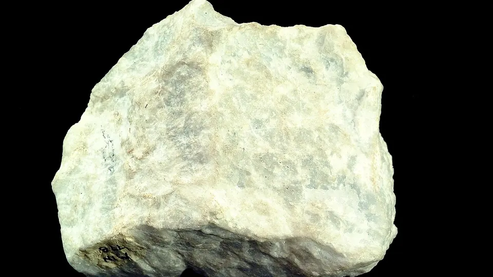 Amostra de rocha de gipsita, o mineral de onde vem o gesso agricola
