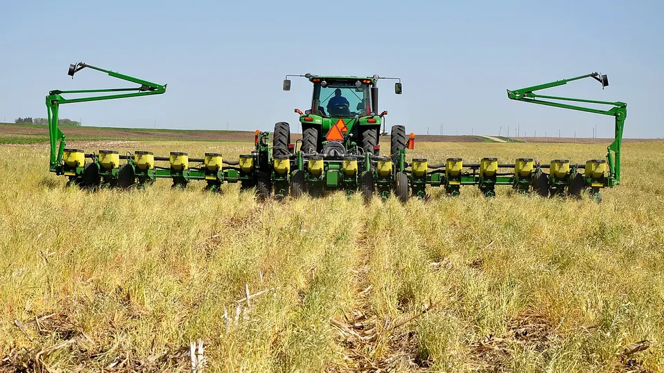 Trator com plantadeira trabalhando sobre a palhada em plantio direto