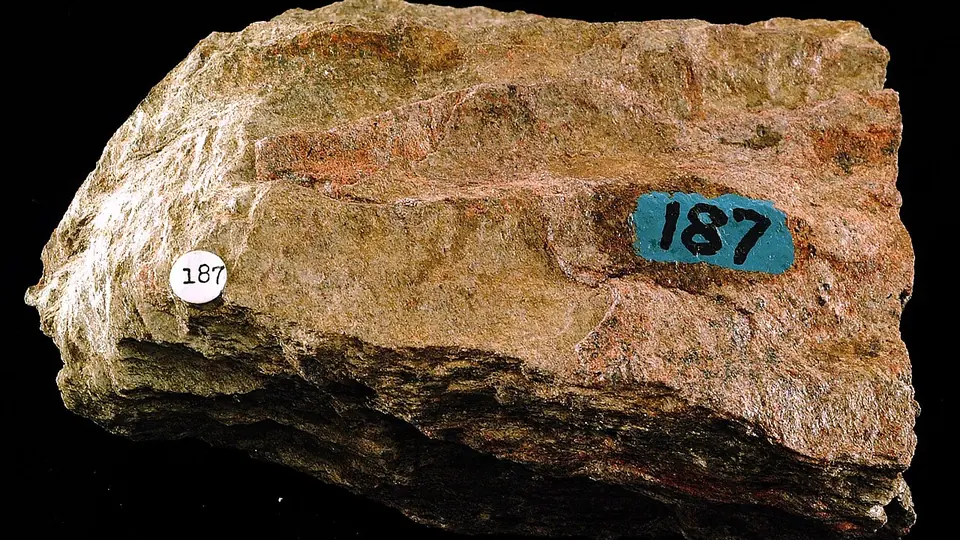 Rocha de xisto com lâminas de mica brilhando na superfície da amostra