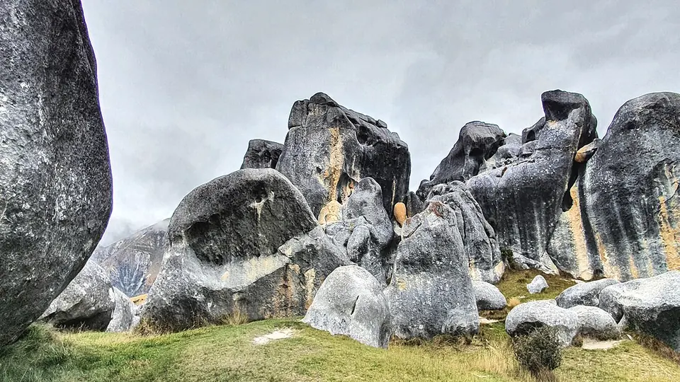 Afloramentos de rocha calcária cinza em meio ao campo verde