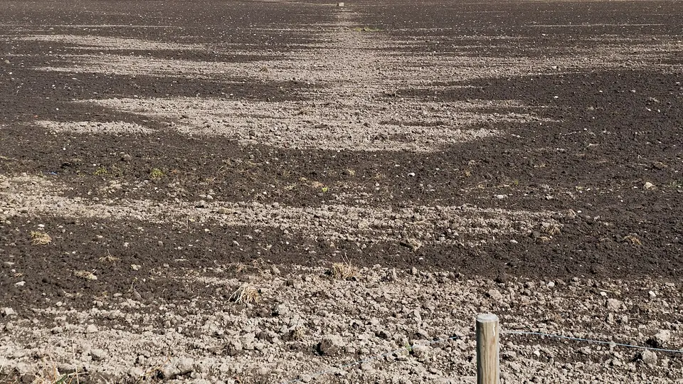 Superfície de solo arado e secando ao sol, com torrões expostos